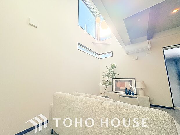 リビングの一部に設けられた大きな吹き抜け。自然光を遮ることなく開放的な空間を生み出してくれます。