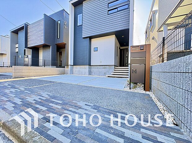 ゆったりとした駐車スペースを確保いたしましたので、大きめのお車でも駐車可能です。