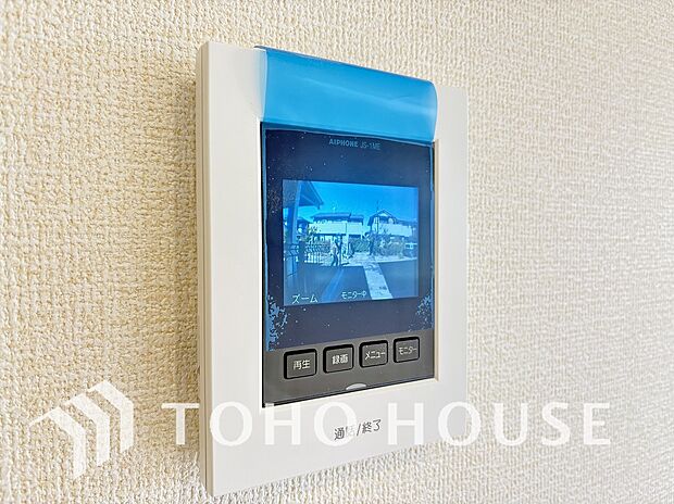 誰が来てもわかる様にモニター付きインターホンを設置。家事導線を考慮した個所に設置し、防犯性と利便性に優れ快適と安らぎを合わせた優しい設計。