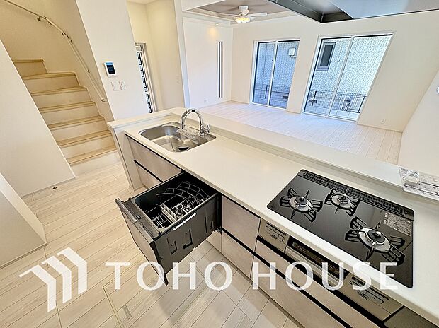 「ビルトインタイプ食器洗乾燥機」通常の手洗いでは使用出来ないほど高温のお湯や高圧水流を使うことにより汚れを効果的に落とすことができる。