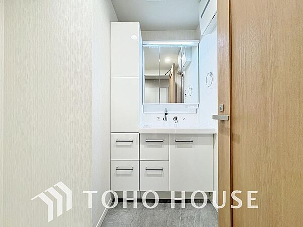 手で洗いたい大切な服など、広く使えると助かる洗面台は汚れの付きにくい形状と素材で造られております。