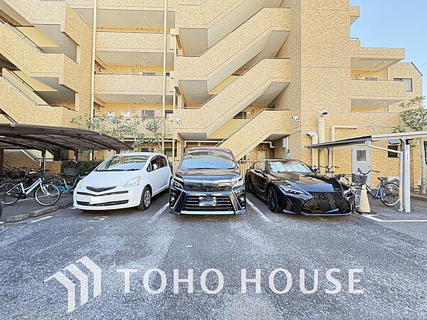 「月駐車場からの卒業」ゆったりとした駐車スペースを確保いたしましたので、大きめのお車でも駐車可能です。自転車やバイクなど、ゆとりのある敷地で置き場所に困ることはないでしょう。