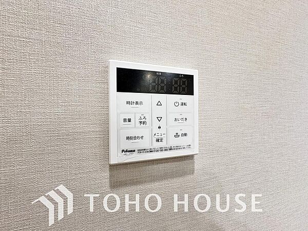 お風呂場と台所に操作リモコンがあり、キッチン近くにある給湯リモコンは、お料理の最中でもリビングで寛いでいるなかでもボタン一つで簡単に沸かせて便利ですね。