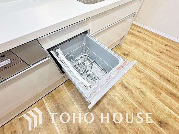 「ビルトインタイプ食器洗乾燥機」通常の手洗いでは使用出来ないほど高温のお湯や高圧水流を使うことにより汚れを効果的に落とすことができる。