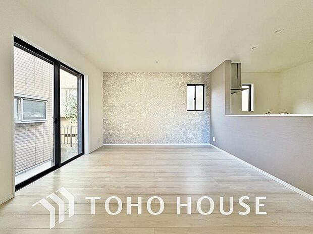 リビングも広く設け、訪れる人々を暖かく迎えてくれます。