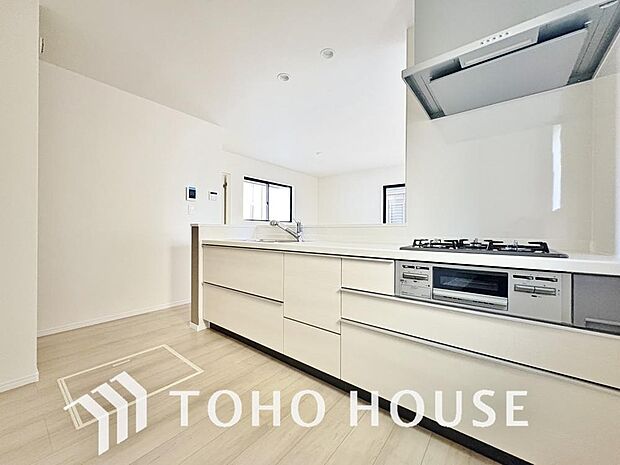 夫婦そろってキッチンに立っても調理がしやすく余裕の広さ。家事をしながら会話も弾みます。