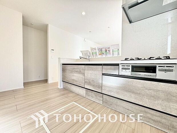 キッチンの収納は、デッドスペースになりやすい箇所を有効活用できる、スライド式収納を採用しました。