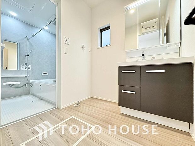 手で洗いたい大切な服など、広く使えると助かる洗面台は汚れの付きにくい形状と素材で造られております。