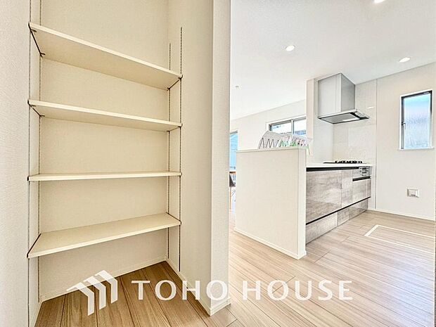 キッチン横にはパントリーを完備。ついつい買いすぎてしまった日用品や食料品のストックなどに。