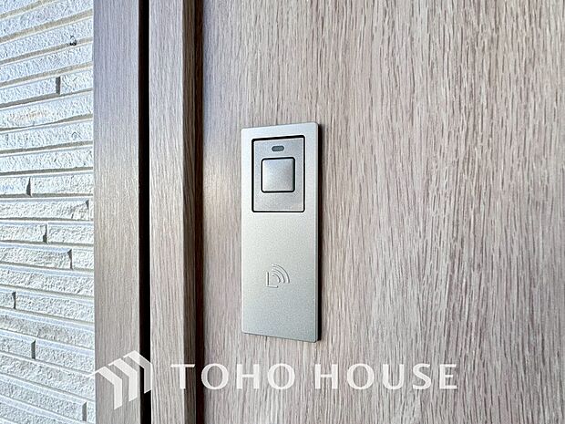 ICチップを用いたカードやボタンなどで玄関扉の鍵の施錠・解錠が出来る設備。