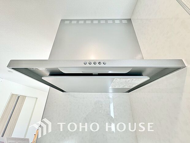 昨今主流のスリムタイプのレンジフード。スタイリッシュな見た目からインテリアとしても人気がある型です。