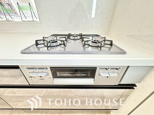 3口コンロは一度に複数のお料理を作ることができるメリットがあります。毎日のキッチンタイムを効率よく。