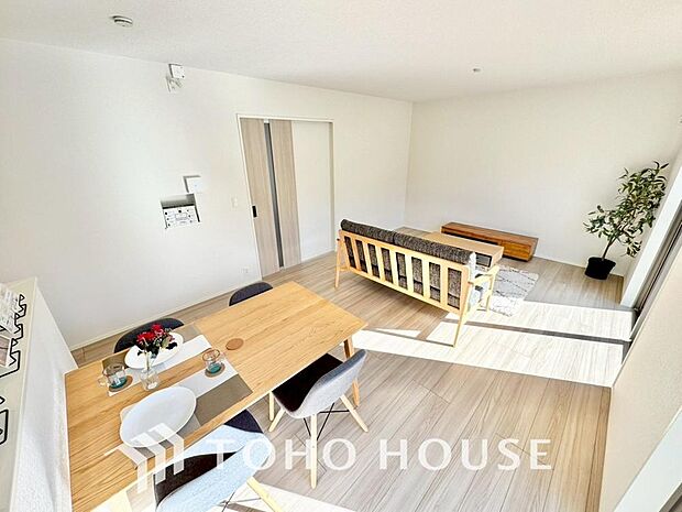 光が注がれる青い空から鮮やかに赤色にゆっくりと染まる。そんな優しい時間がここでは流れてゆく。