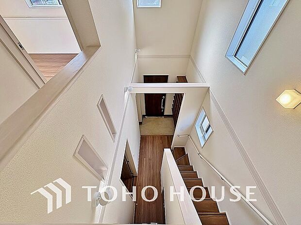 吹き抜けを採用した玄関は開放感のある空間となっています。明るい玄関は、毎日がワクワクしそうです。