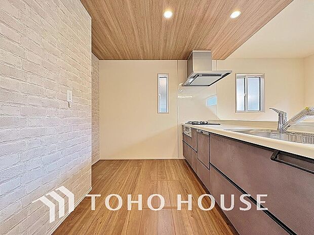 広々キッチンを採用。みんなで作った料理を召し上がりながらの会話は、どのような物になるのでしょうか。