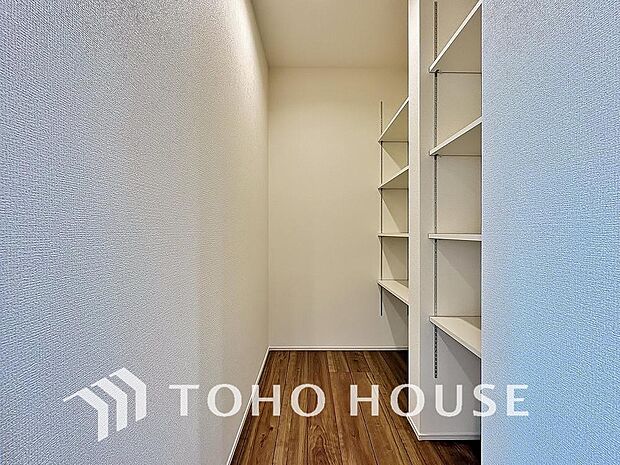 キッチン横にはパントリーを完備。ついつい買いすぎてしまった日用品や食料品のストックなどに。