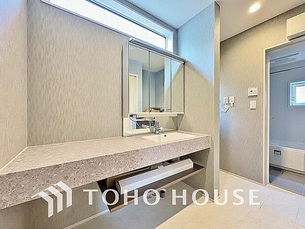 身だしなみのチェックがしやすい大きな鏡、下には収納がたっぷり。スッキリとした空間を演出いたします。