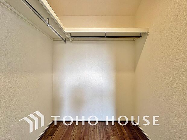 建物内部の収納には拘りました。共有部分に設けた収納。お荷物が多い方にも安心です。