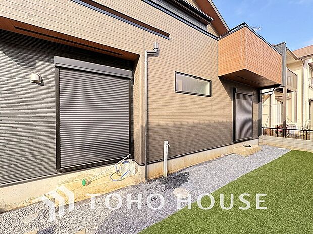 戸建にも防犯機能シャッターを完備しております。寒い冬でも中から開閉が可能ですのでラクラクな所も便利です。