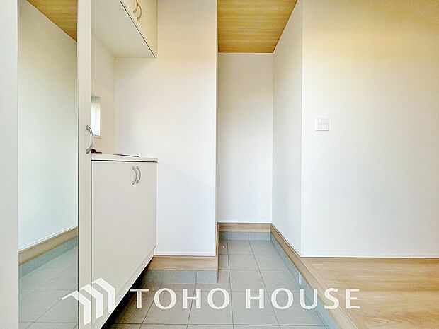 毎日みんなを見送り、そして迎え入れる場所だから。帰りたくなる家をテーマに設計した、自慢の玄関です。