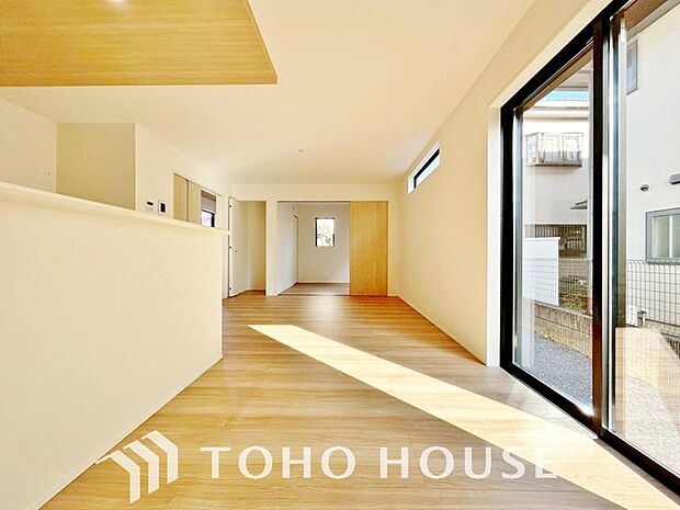 光が注がれる青い空から鮮やかに赤色にゆっくりと染まる。そんな優しい時間がここでは流れてゆく。