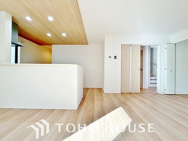 リビングも広く設け、訪れる人々を暖かく迎えてくれます。