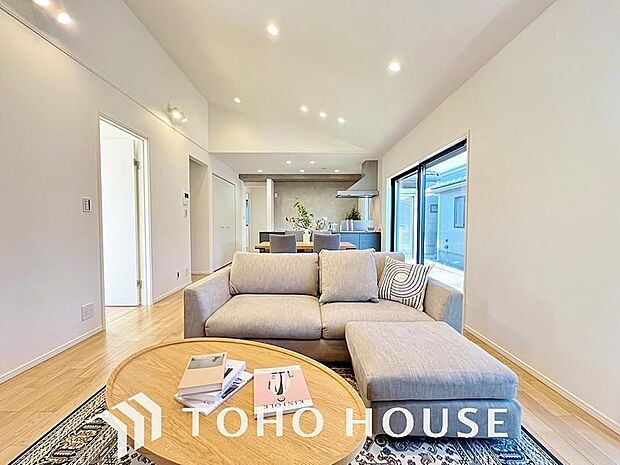 造りこんだ空間演出の妙が生み出す光と質のハーモニーはこの住宅のクオリティの良さを実感させてくれます。