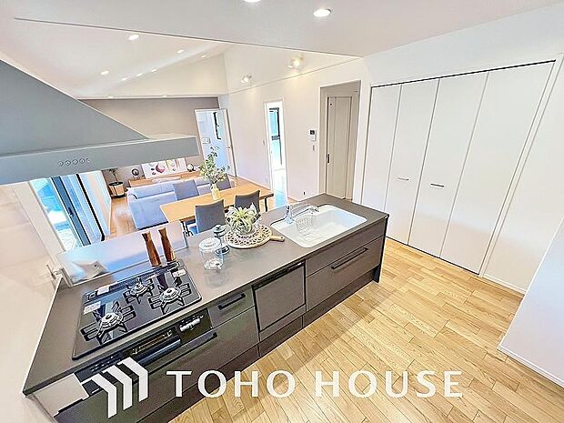 キッチンの収納は、デッドスペースになりやすい箇所を有効活用できる、スライド式収納を採用しました。