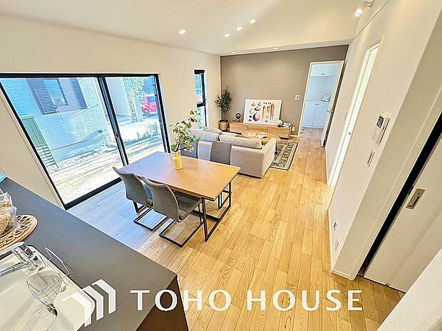 リビングも広く設け、訪れる人々を暖かく迎えてくれます。