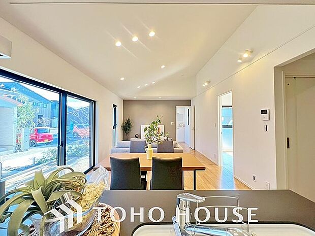 光が注がれる青い空から鮮やかに赤色にゆっくりと染まる。そんな優しい時間がここでは流れてゆく。