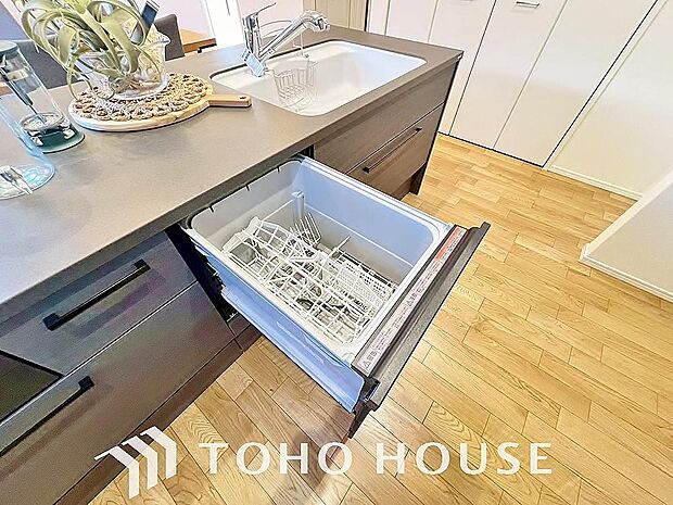 高温水や高圧水流を使う事で効率よく食器洗浄できます。殺菌効果も高いので哺乳瓶等を洗う際にも便利です。