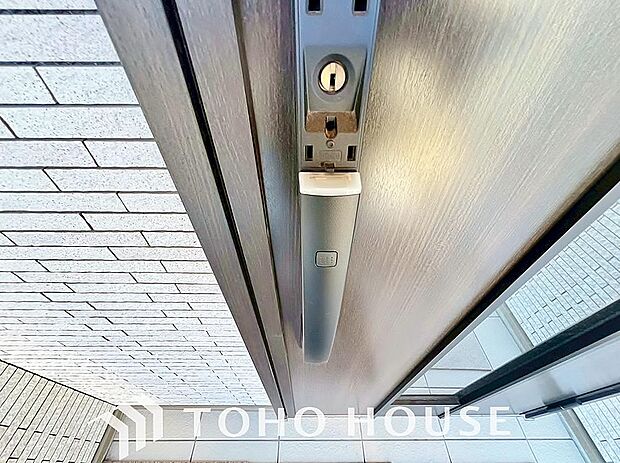 ICチップを用いたカードキー等で玄関扉の施錠＆解錠が出来る設備。最近は鍵穴の無いドアも増えてます。