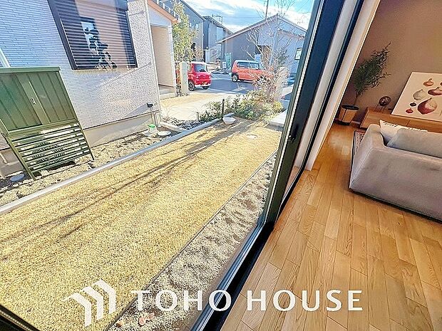 二層のガラスの間に空気層や特殊ガス層を作ることで断熱性能や結露防止効果を高めたサッシを装備してます。