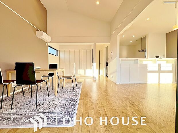 作り手の「気持ちの良いリビングでお過ごししていただきたい」という思いを感じさせます。