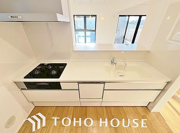 キッチンの収納は、デッドスペースになりやすい箇所を有効活用できる、スライド式収納を採用しました。