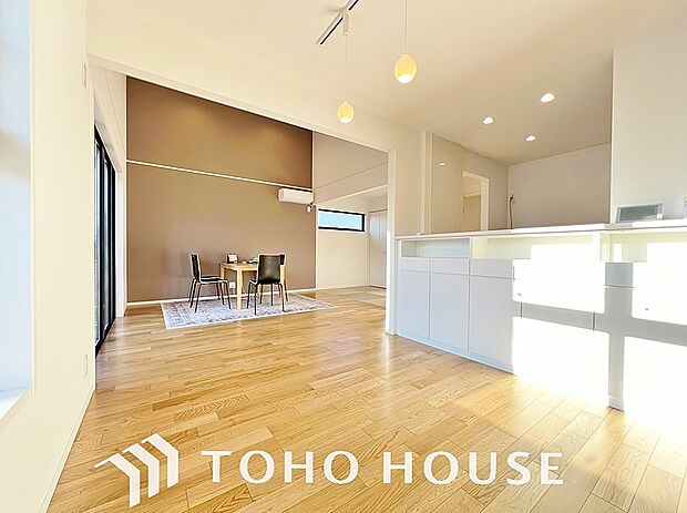 光が注がれる青い空から鮮やかに赤色にゆっくりと染まる。そんな優しい時間がここでは流れてゆく。