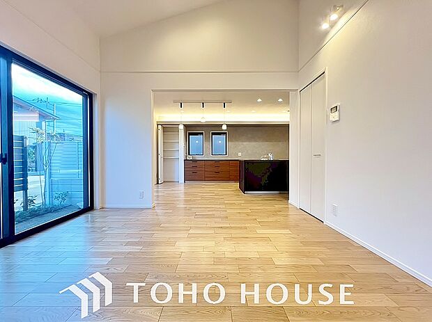 作り手の「気持ちの良いリビングでお過ごししていただきたい」という思いを感じさせます。