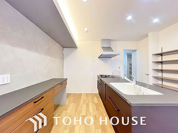 お料理の上手な方が、独壇場でお料理の腕を披露するスタイルに向いているキッチンです。