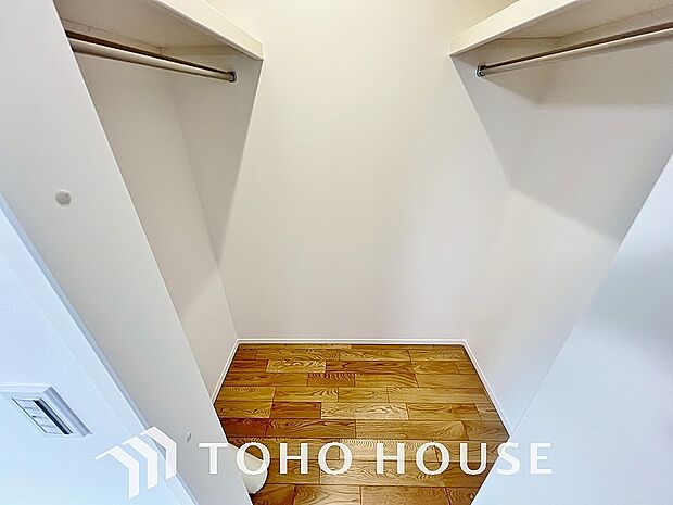 奥行きあるクローゼットを採用。衣装ケースや、掃除機といった物を収納できるような造りになっております。