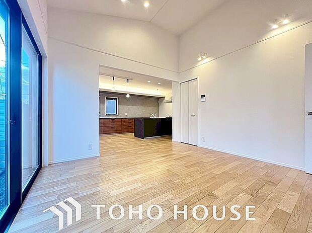 リビングも広く設け、訪れる人々を暖かく迎えてくれます。