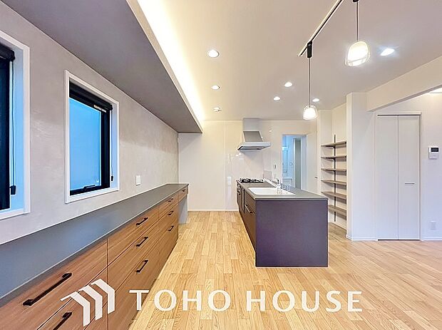 光が注がれる青い空から鮮やかに赤色にゆっくりと染まる。そんな優しい時間がここでは流れてゆく。