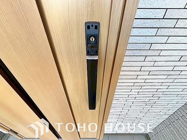 ICチップを用いたカードキー等で玄関扉の施錠&解錠が出来る設備。最近は鍵穴の無いドアも増えてます。