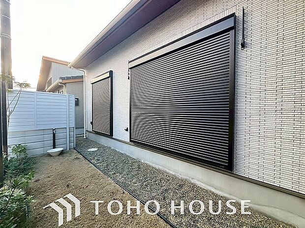 台風などの激しい雨風からお家を守るのはもちろん、空き巣対策などの防犯抑止や防音にも効果を発揮します。