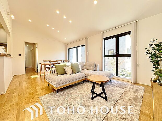 造りこんだ空間演出の妙が生み出す光と質のハーモニーはこの住宅のクオリティの良さを実感させてくれます。