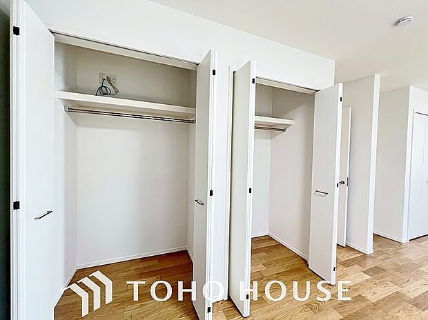 奥行きあるクローゼットを採用。衣装ケースや、掃除機といった物を収納できるような造りになっております。