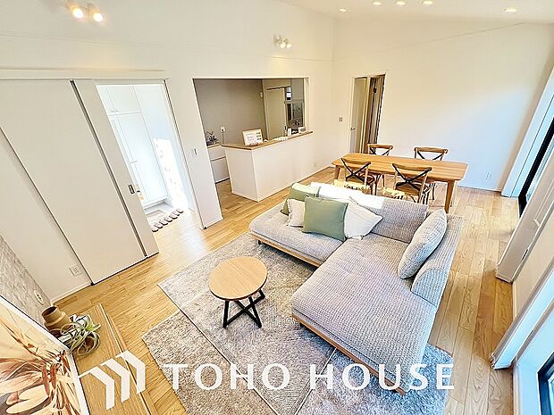 リビングも広く設け、訪れる人々を暖かく迎えてくれます。