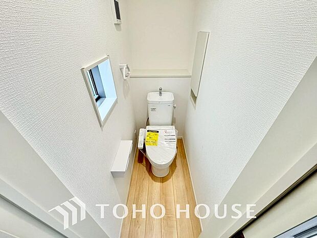 十分な広さと清潔感のあるカラーで纏まったおトイレ。時間に余裕とゆとりを持たせます。