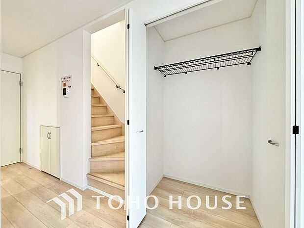 収納の多さもこの物件の魅力の一つです。リビングには使い勝手の良い収納棚を設置しています。