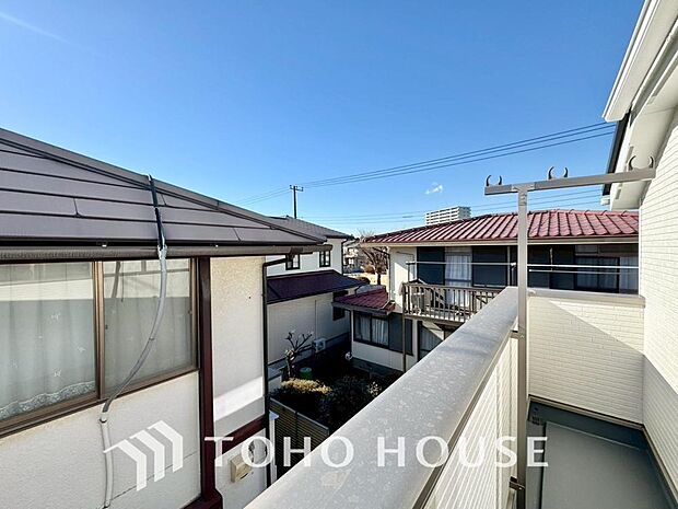 星空が地上に映りこむかのような夜景のきらめきまで、この街ならではの美しい風景の物語が室内に展開。