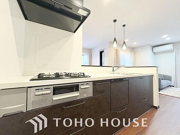 ご家族みんなで調理ができる位のスペースを実現したキッチン空間となっております。